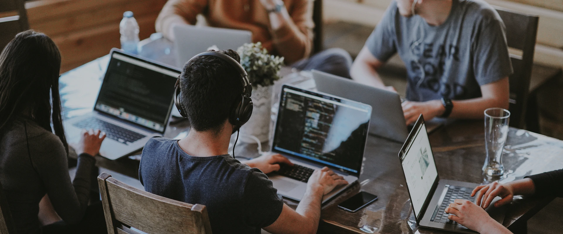 Equipe brasileira de engenharia de software colaborando em plataforma digital corporativa