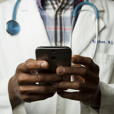 Ambiente moderno de tecnologia da saúde com painéis de dados