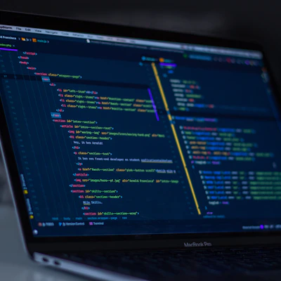 Tela de computador com código Node.js e terminal ativo