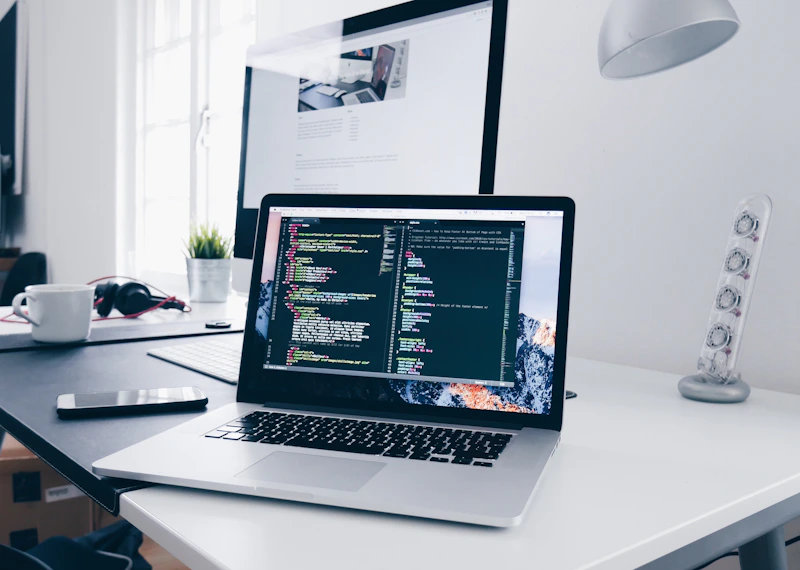 Arquitetura de integração de software em múltiplas telas com painéis de monitoramento e APIs